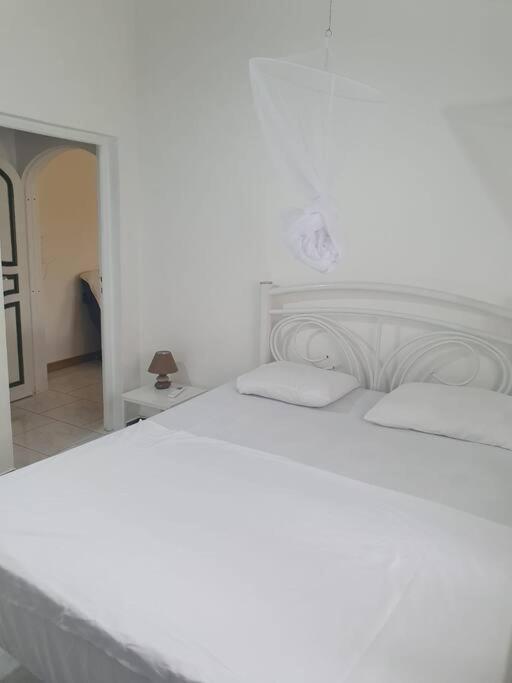 Le Sable Bleu - Evasion Tropicale A Sainte-Anne - Plage 5Min - Piscine - Parking - Logement Climatise - Vue Sur Les Palmiers - Parfait Pour Sejours En Famille Ou Entre Amis Exterior photo