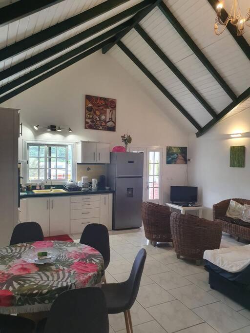 Le Sable Bleu - Evasion Tropicale A Sainte-Anne - Plage 5Min - Piscine - Parking - Logement Climatise - Vue Sur Les Palmiers - Parfait Pour Sejours En Famille Ou Entre Amis Exterior photo