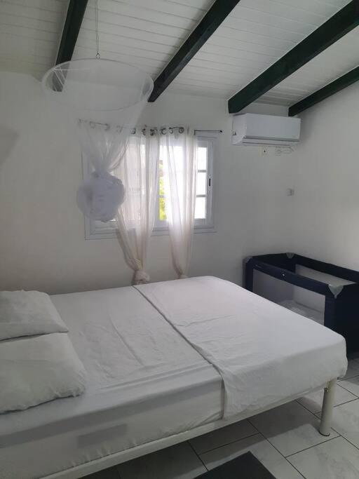 Le Sable Bleu - Evasion Tropicale A Sainte-Anne - Plage 5Min - Piscine - Parking - Logement Climatise - Vue Sur Les Palmiers - Parfait Pour Sejours En Famille Ou Entre Amis Exterior photo