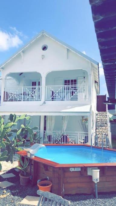 Le Sable Bleu - Evasion Tropicale A Sainte-Anne - Plage 5Min - Piscine - Parking - Logement Climatise - Vue Sur Les Palmiers - Parfait Pour Sejours En Famille Ou Entre Amis Exterior photo