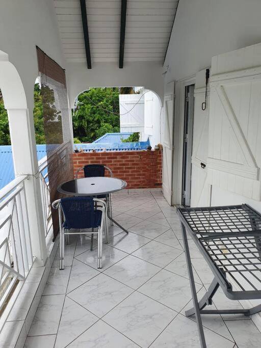 Le Sable Bleu - Evasion Tropicale A Sainte-Anne - Plage 5Min - Piscine - Parking - Logement Climatise - Vue Sur Les Palmiers - Parfait Pour Sejours En Famille Ou Entre Amis Exterior photo