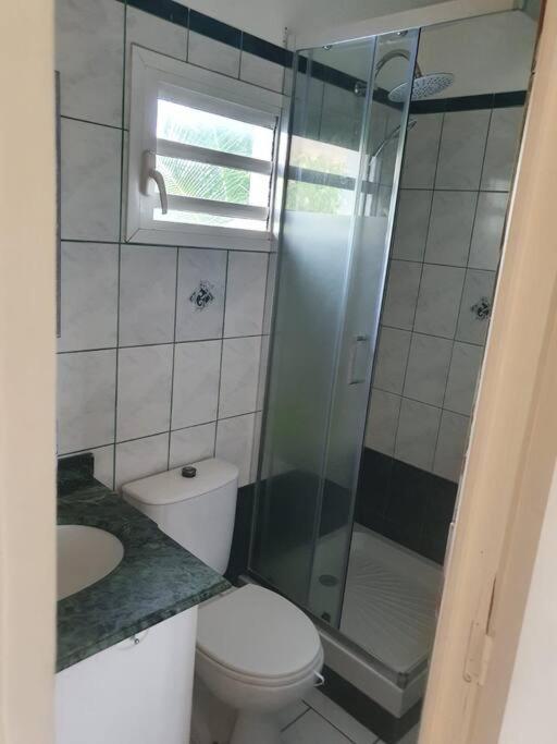 Le Sable Bleu - Evasion Tropicale A Sainte-Anne - Plage 5Min - Piscine - Parking - Logement Climatise - Vue Sur Les Palmiers - Parfait Pour Sejours En Famille Ou Entre Amis Exterior photo