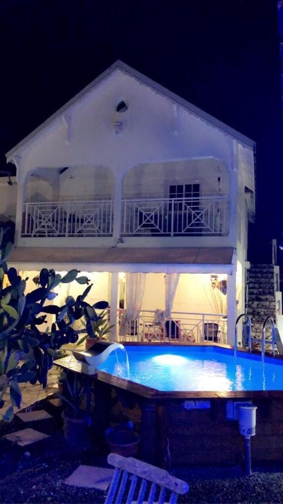 Le Sable Bleu - Evasion Tropicale A Sainte-Anne - Plage 5Min - Piscine - Parking - Logement Climatise - Vue Sur Les Palmiers - Parfait Pour Sejours En Famille Ou Entre Amis Exterior photo